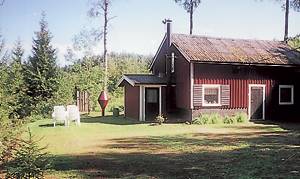  Forholdsvist enkelt hus 150 m fra sø med egen båd til badning/fiskeri. 2 senge i hall. Vej 154 50 m. Loftshøjde 1,9 m. Varberg 60 km ...