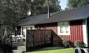 Velholdt træhus lyst og venligt indrettet m. stor sydvendt terrasse. 100 m til fiske- og bademlg. samt båden ved broen. Et soverum er gennemgangsrum. ...