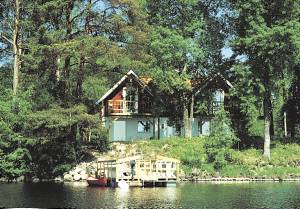  Dette hus af meget høj standard har en fin beliggenhed ved søbredden. I huset er der et spabad og en sauna med udsigt over søen. To soverværelser på første sal har altan mod søen. Huset ligger ...