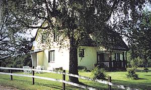  Rumligt og velholdt træhus roligt beliggende på landet kun 150m fra Järvasøen. 1 seng i stuen. Ca. 70 km til Göteborg. ...