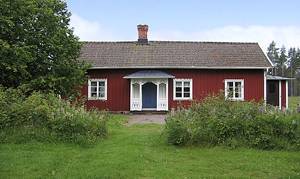  Hyggeligt træhus lyst og roligt beliggende ca 500 m fra Sisjön. Smuk natur og tæt ved Göta Kanal. Töreboda 6 km. ...