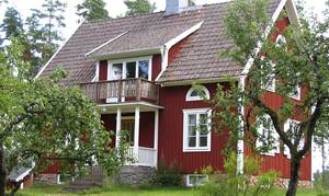  Stort og rummeligt træhus stille og rolig beliggende med udsigt mod Sisjön. Smuk natur tæt ved Göta Kanal. Töreboda 6 km. ...