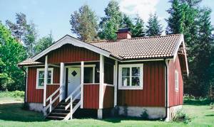  Roligt beliggende hus, perfekt til en afslappende ferie. Fiskeri i lille skovsø, 500 m. Gode vandremlg. Göteborg 40 km. ...