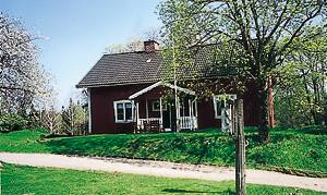  Renoveret, rummeligt hus i roligt omr. på landet i smuk natur ved lille dam. 1 km til søen Hissjön, hvor der er båd og gode fiskemuligheder. Separat sauna. ...