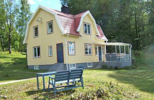  Rummeligt og pænt renoveret hus, der ligger afsides på en stor grund i smuk natur. Nær Kalv med kanoruter. Varberg 60 km. Ikke-rygerhus. ...