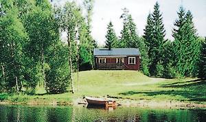Enkelt feriehus i meget rolige og ensomme omgivelser med skov, elge og rådyr som naboer. Ved lille skovsø med bademuligheder. ...