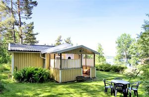  Højt beliggende hus med udsigt over søen Säven. Fiskemulighed, båd og børnevenlig strand ved sø. Borås 25 km. ...