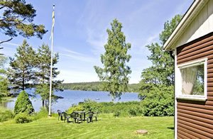  Højt beliggende hus med udsigt over søen Säven. Båd, fiske- og bademuligheder ved strand ved søen. Borås 25 km. ...