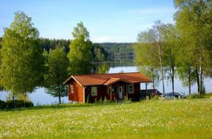  Velkommen til dette hus, som ligger lige ved søens strand, hvorfra I kan bade og fiske. Saunaen befinder sig i et fritstående relaxrum. Fra husets spiseplads og stue har I en fantastisk udsigt over ...