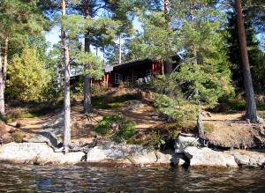  Hyggeligt hus afsides og højt liggende på egen ø med smuk panoramaudsigt. Ud over den robåd, som indgår og den motor, der kan lejes, kan der yderligere lejes: båd (SEK 650/uge), motor (SEK 650/ ...