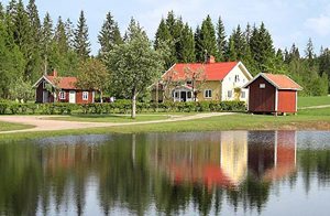  Dette rummelige hus ligger roligt på landet i landbrugsområde. Huset ligger i nærheden af grænsen til Småland. ...