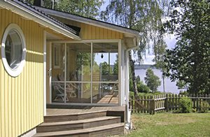 Dejligt hus med udsigt over Viken sø med egen strandbred og bro. Göta Kanalen munder ud i Tåtorp (slusen) ca. 1 km fra huset. Der er cykelstier langs kanalen. Töreboda 20 km. ...