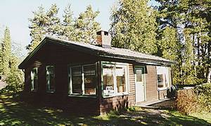 Flot, velindrettet hus, hvorfra der er en smuk udsigt. Der er stor terrasse med havemøbler. ...