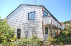 Rigtig hyggelig villa i 'Gamla Stan' i det smukke Lysekil, roligt beliggende i et skønt område. Huset har en dejlig have med mange hyggelige steder med nåde læ og skygge. Kun fem minutters gang t ...