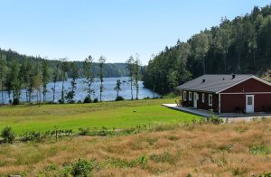 Skønt feriehus med en ugenert beliggenhed og uden at naboen kan ses. Fantastisk udsigt over Strandsjön. Huset er bygget af kvalitetsmaterialer, har en dejlig indretning og komfortable senge. Lyse o ...