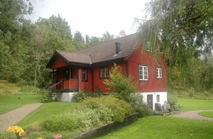 Skønt og rummeligt feriehus med plads til hygge og afslapning. Mange bær, svampe og vilde dyr i området. Kun 400 m til fiskemuligheder og båd. ...