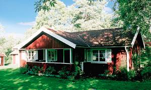 Hus i roligt område, kun 500 m fra velordnet badested i Gullmarsfjorden. Dejlig vestlig terrasse. Nær vandreterræn. ...