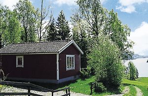  Pænt hus med terrasse på højt beliggende natur-/skovgrund. Udsigt over Kärnsjön sø med robåd og sandstrand kun 150 m. Bruser i kld. ...
