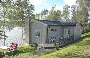 Højt beliggende hus med panoramaudsigt kun 20 m fra den smukke Sannesjön. Dyrerigt område. Vidtstrakte skove garanterer naturoplevelser og dejlige gåture. Mulighed for to ekstra senge mod betalin ...