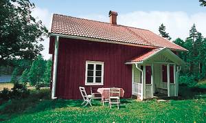  Her bor I i et nænsomt renoveret hus med en flot udsigt over jeres egen sø. Afsides beliggenhed i skoven. Båd ved egen bro. ...