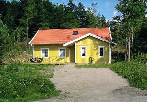  Smagfuldt hus i fritidshusområde nær Fjällbacka. Uanset årstiden byder dette hus på god komfort. Lys og venlig indretning. Badning er bedst i Sälvik, 4 km. ...