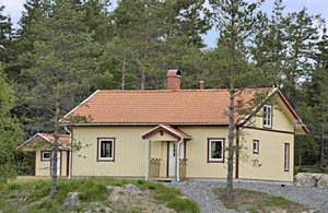 Afsidesliggende og hyggeligt feriehus. Panoramaudsigt over det fra terrassen. Velholdt badested: ca. 10 km. ...