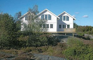 Dette skønne rækkehus er højt beliggende sammen med to andre huse i Mollösund i det sydvestlige hjørne af Orust. Da husene blev bygget, blev der lagt stor vægt på at følge den traditionelle b ...