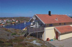 Luksusferie i det fantastiske skærgårdsområde Bohuslän i Kyrkesund, hvor I har en smuk panoramaudsigt over havet. Huset vil til fulde leve op til jeres ønsker om komfort. Det veludrustede hus ha ...