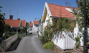  Dette gedigne, charmerende feriehus er enkelt og pænt indrettet. Huset ligger i et fredet område, hvor gavlene vender mod gaden. Rige muligheder for kulturelle oplevelser. ...