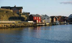 Gennemrenoveret tidligere bådehus med egen bade- og fiskebro og fantastisk udsigt over Hamnefjorden. Huset har åben planløsning og sovehems med stejl trappe. Tæt på Akvarellmuseet og et stort ud ...