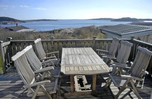  En meget hyggelig og veldisponeret villa med stort anneks. Velegnet til 2 familier. Henrivende udsigt over Skagerrak fra de fleste rum og den rummelige terrasse. Kun 100 m til et godt badested. Man k ...