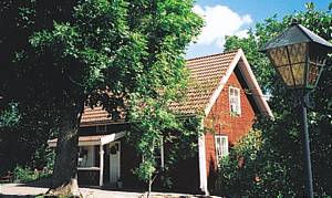  Hyggeligt hus på tidligere bondegård med dejlig beliggenhed. Flere seværdigheder og søer i nærheden. Grusvej 2 m fra huset. Linköping 25 km. ...