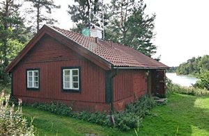 Attraktivt feriehus. Det ligger nær skov og hav, ca. 100 m fra en sandstrand. Sauna til rådighed efter aftale med ejer. S09278 ca. 50 m, S09323 ca. 300 m. Fryser deles. ...