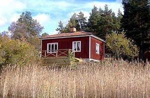  Her bor I præcis i vandkanten. Ca. 100 m gåafstand til børnevenlig sandstrand. Sauna til rådighed efter aftale med ejeren. S09277 ca. 50 m, S09323 ca. 300 m. Fryser deles. Depositum for båden SE ...