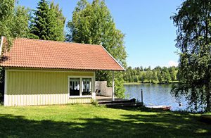  Hus med dejlig beliggenhed med panoramaudsigt over søen Västra Längern. Stejl trappe til 1. sal. Sandstrand. Tranäs 25 km. ...