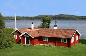  Rustikt træhus med indretning i fyrretræ. Flot beliggenhed ved søen Sommen med panoramaudsigt og altan mod søen. Tæt på bondegård med får og køer. Astrid Lindgrens Verden 40 km. ...