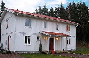 Pragtfuldt feriehus, lyst og venligt indrettet. Det er beliggende i skovkanten i nærheden af sommerbyen Söderköping med Göra Kanalen. Her har I et fint udgangspunkt for udflugter til Kolmårdens  ...