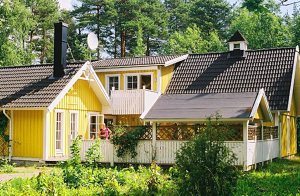  Eksklusivt feriehus med swimmingpool, hvor den svenske byggetradition i kombination med en god arkitektur har skabt et enestående hus. Det ligger på en afskærmet skov- og naturgrund. Der er en sto ...