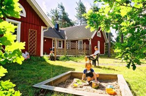  Velkommen til et af Ölands mest charmerende og eksklusive feriehuse. Vågn op til fuglesang. Tag en dukkert i poolen. Lav en kop kaffe og nyd den på verandaen. Tilbring derefter dagen med at udfors ...