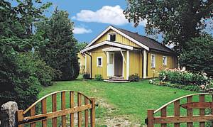  Rekreative strandområder omgiver dette velholdte landhus. Fra stuen og terrassen er der en dejlig udsigt til havet. ...