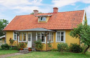  Charmerende og renoveret hus i fin stand på stor grund i rolig lille by. Temmelig stejl, smal trappe til soverum ovenpå (skrå vægge). Smuk udsigt med med havet i baggrunden. ...