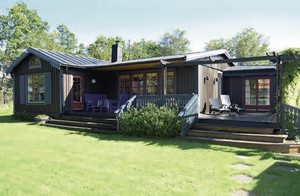  Velholdt hus med en ugenert grøn have, som er omgivet af hække. Terrasser til både sol og skygge. Græsplæne på den ene side af huset. Gode bademuligheder, mange aktiviteter og udflugtsmål i n� ...