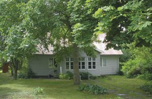 Velholdt hus i lidt ældre stil. Ugenert og hyggelig beliggenhed ikke langt fra centrum i Färjestaden. Her finder I butikker, aktiviteter og bademuligheder. Gode udflugtsmål i nærheden. Børnevenl ...