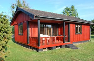  Hytte beliggende på egen stor og børnevenlig grund. Bademulighed på en herlig, lang sandstrand i Köpingsvik, 4 km. ...