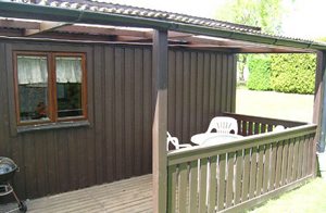  Mindre feriehus beliggende på ejerens grund. Uforstyrret, overdækket terrasse. El-komfur med 2 kogeplader. Bademulighed i havet ved Sjöstugan, 2 km. Legeplads i nærheden. ...