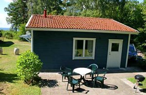 Hytte på ejerens grund beliggende i et hytteområde. Kun 100 m til bademulighed i havet i Talludden. 2 løse el-kogeplader. ...