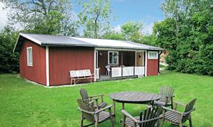 Dette feriehus med anneks ligger på en gård omgivet af store, kulturhistoriske værdier. Gården er i drift og landsbyen er livlig. ...