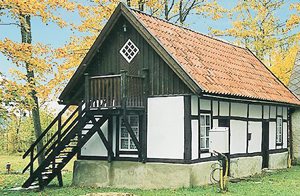  Denne hyggelige lejlighed ligger på første sal i en fløjbygning på en 100 år gammel gotlandsgård. Der er 800 m til Vägumeviken, hvor båden ligger klar til bade- og fiskeudflugter. ...