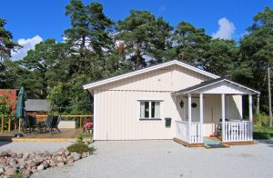  Dette lille feriehus ligger højt, ca. 60 m fra et naturreservat og klipper med en fantastisk udsigt over en småbådehavn. Huset med tilhørende anneks er nybygget og hyggeligt indrettet. På trods  ...