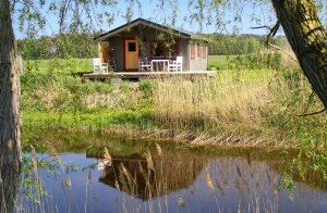  Midt i den rene idyl blandt heste og kaniner ligger Gangvida gård hvor I kan bo i et af ialt 6 huse. Her findes det meste: ro og fred og samtidig masser alt lave. Tænk bare at kunne fiske lige uden ...